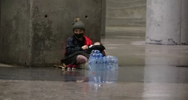 (ÖZEL) Kucağında bebekle duygu sömürüsü yapan dilenci yakalandı
