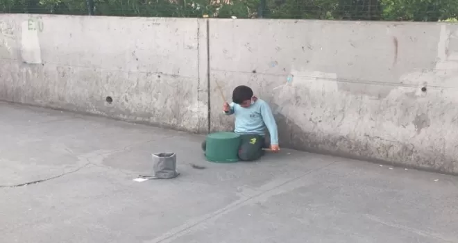 Küçük çocuktan kova ile bateri şov