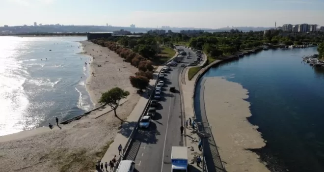(Özel) Küçükçekmece’de bir yandan müsilaj temizliği bir yandan deniz keyfi
