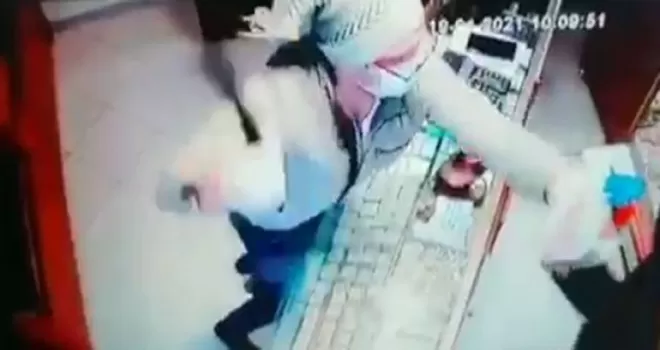 (Özel) Kuyumcuda coplu saldırı anı kamerada
