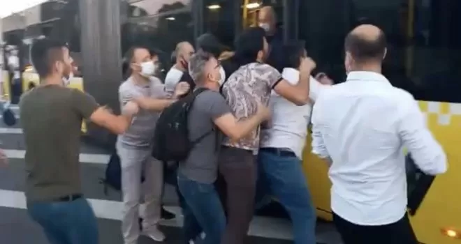 Metrobüs durağında meydan kavgası kamerada