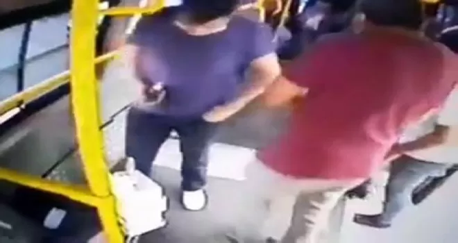 Minibüs koltuğunda unutulan telefonu yolcunun çaldığı anlar kamerada