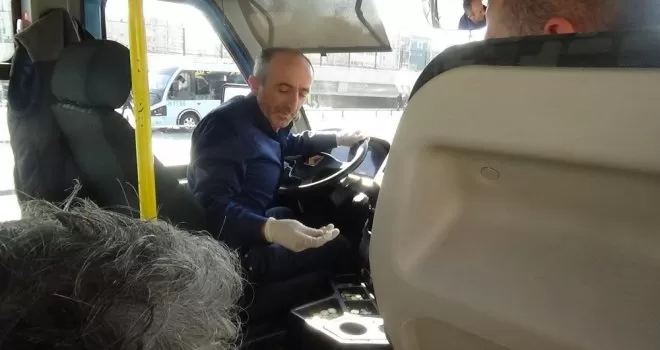 Minibüsçülerden korona virüsüne karşı eldivenli önlem