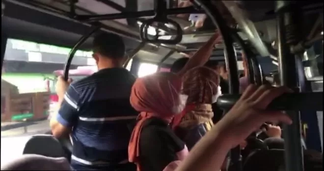  Minibüste sosyal mesafe hiçe sayıldı