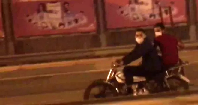 Motosiklete binerken maske taktılar, ama kask takmadılar
