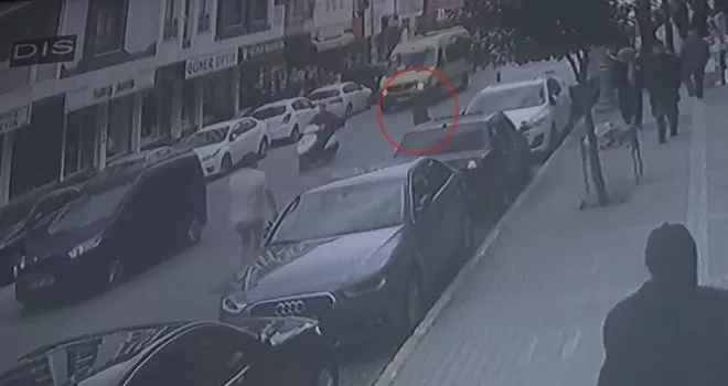Motosikletlinin çarptığı kadın metrelerce havaya savruldu