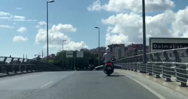  Motosikletlinin tehlikeli yolculuğu kamerada