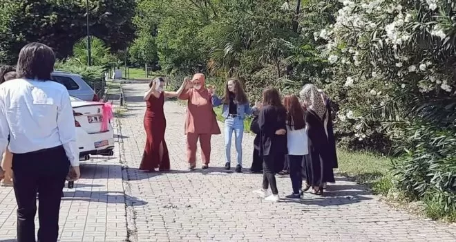  Nikah sonrası korona virüs önlemlerini hiçe saydılar