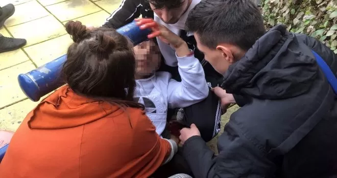 Öğrencilerin okul çıkışı kavgasında kan aktı