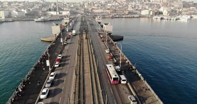 Olta balıkçıları korona virüse rağmen Tarihi Galata Köprüsü’nde
