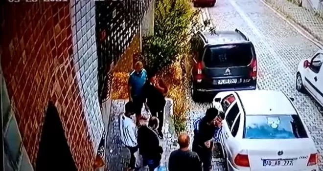 Önce araçlara çarptı, sonra bıçakla saldırdı