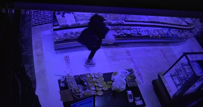 Önce ellerine dezenfektan sıktı, sonra sadaka kutusunu çaldı