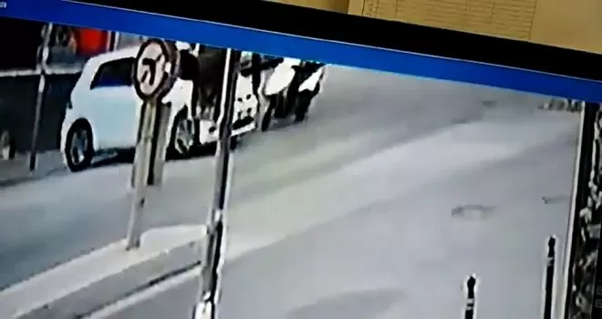 Otomobille çarpışan motosiklet sürücüsü yerinden fırladı