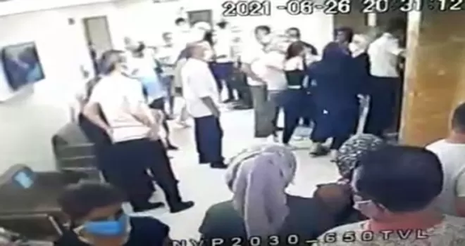 (Özel) Özel hastanede asansöre binme kavgası
