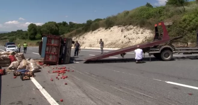 (Özel) Patates yüklü kamyonet pazara giderken devrildi
