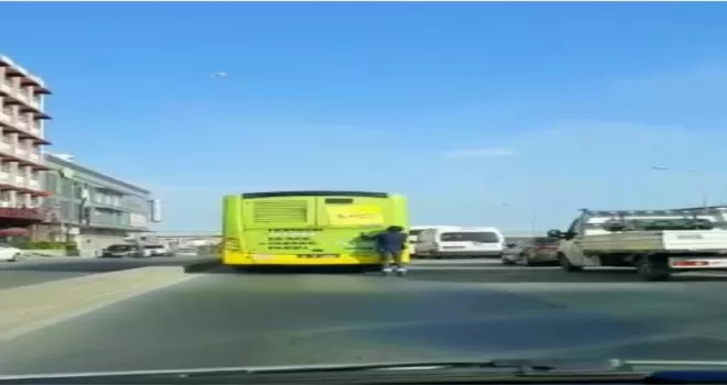 Pendik’te patenli gencin otobüs arkasındaki tehlikeli yolculuğu kamerada