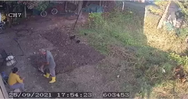 (Özel) Pendik’te villanın bahçesinden silah çıktı
