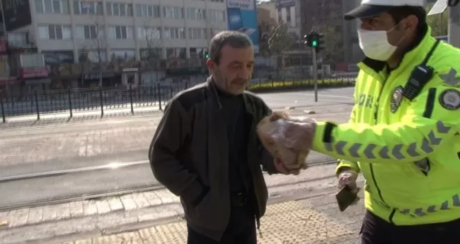 Polis, ekmek için sokağa çıkan vatandaşa simitlerini verdi