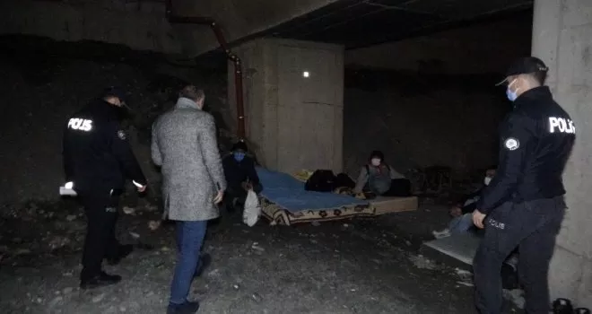 Polis sokakta kalan vatandaşları otele yerleştirdi