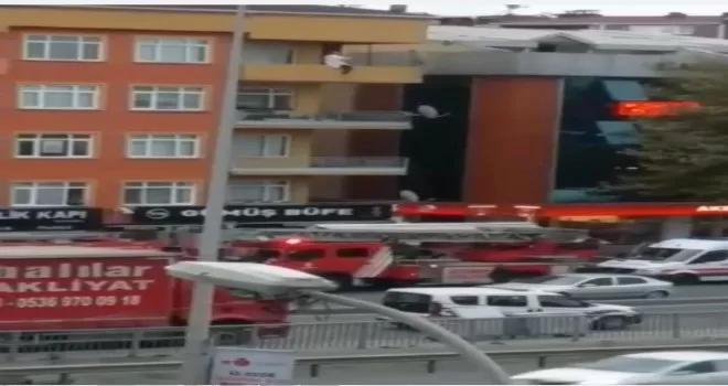 (Özel) Polisin intihar etmek için balkona çıkan kadını kurtardığı anlar kamerada
