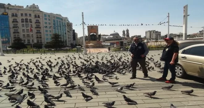  Polisler Taksim Meydanı’nda güvercinleri böyle besledi