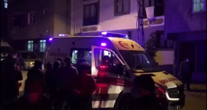 (Özel) Sancaktepe’de apartmanda çıkan yangında 3 kişi dumandan etkilendi
