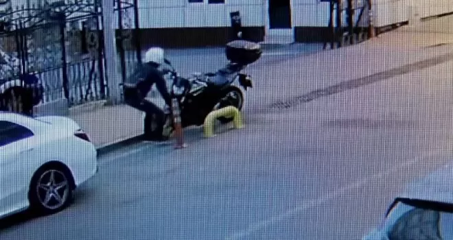 (ÖZEL) Saniyeler içerisinde gerçekleşen motosiklet hırsızlığı güvenlik kamerasında
