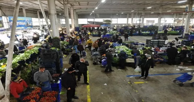 Semt pazarında “korona” yok sayıldı
