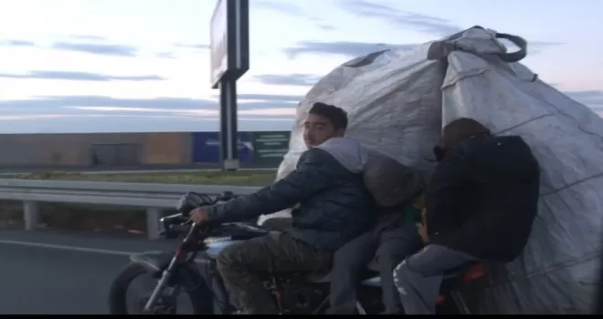 Seyir halindeki motosiklette uyuyan çocuk şaşkınlık oluşturdu