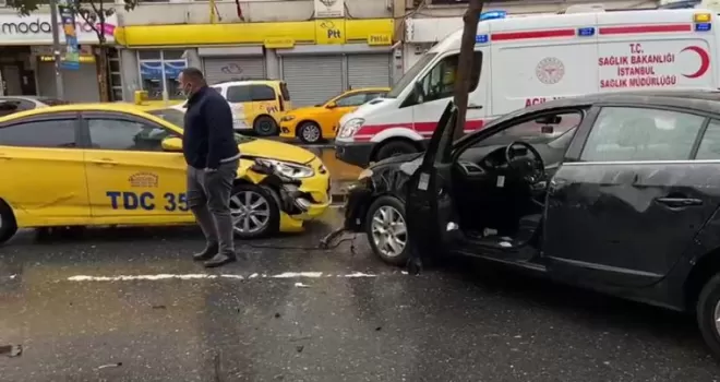  Şişli’de takla atıp yan yatan aracı vatandaşlar düzeltti