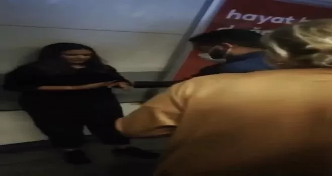  Şişli metrosunda rayların arasına düşen genç kız yaralı kurtuldu