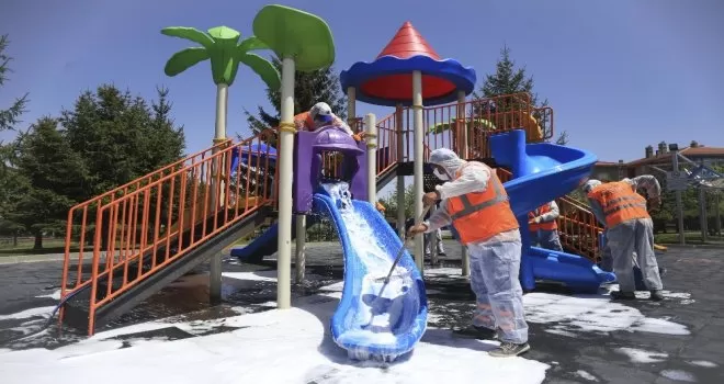  Sokağa çıkacak olan 0-14 yaş grubu için parklar dezenfekte edildi