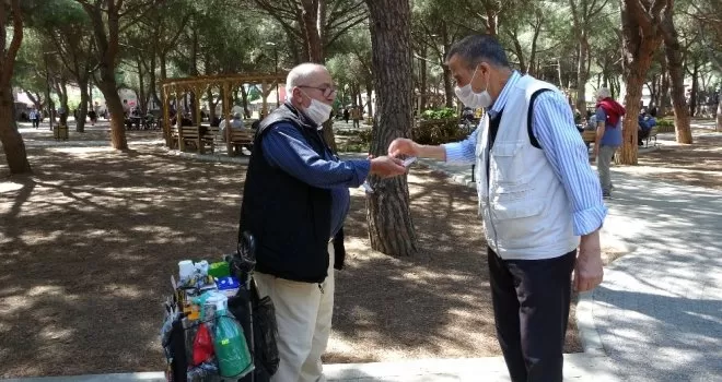 Sokağa çıkma izninde gezmek yerine ekmek parası için yara bandı sattı