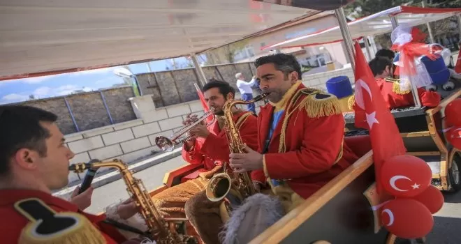 Sokağa çıkma kısıtlamasında bandolu 23 Nisan kutlaması