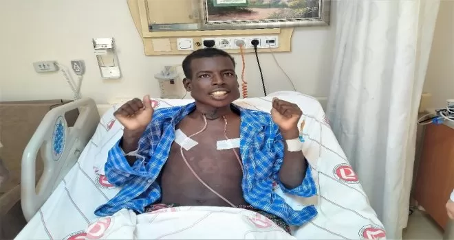 Somalili genç 2 buçuk kiloluk tümörden Türkiye’de kurtuldu