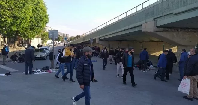  Sosyal mesafeyi hiçe sayıp, köprü altında açılan tezgahlara akın ettiler