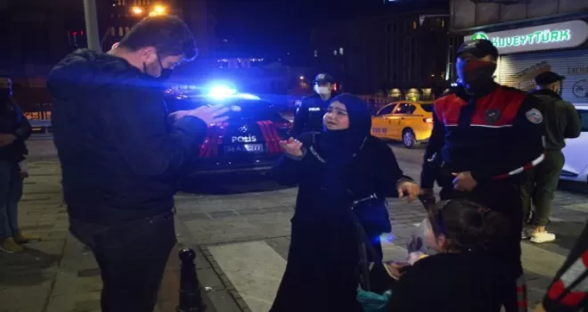 (Özel) Taksim’de doğum günü partisine nefes kesen baskın kamerada
