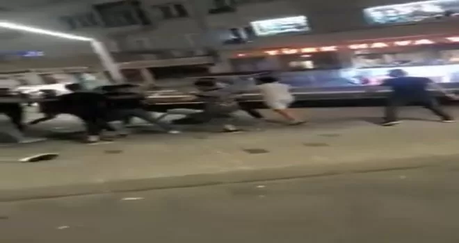 Taksim’de “Dövüş Kulübü” filmini aratmayan meydan kavgası kamerada