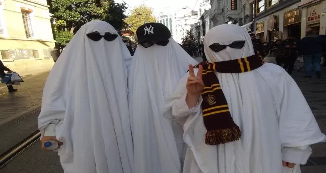 Taksim’de hayaletlere yoğun ilgi