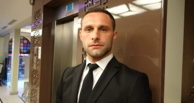 (ÖZEL) Taksim’de otel çalışanının uykusunu fırsat bilen iki hırsız kamerada
