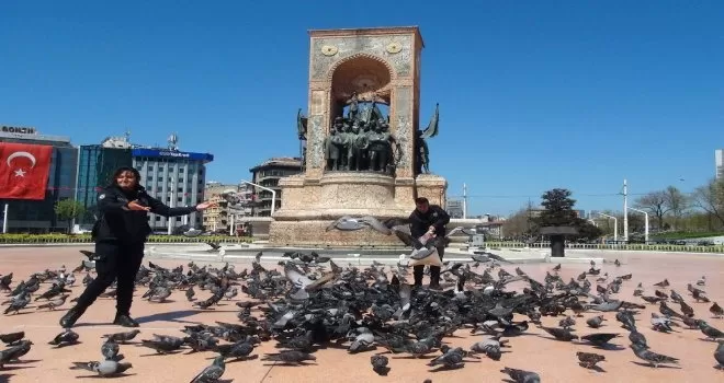 Taksim’de polis ekipleri güvercinleri unutmadı