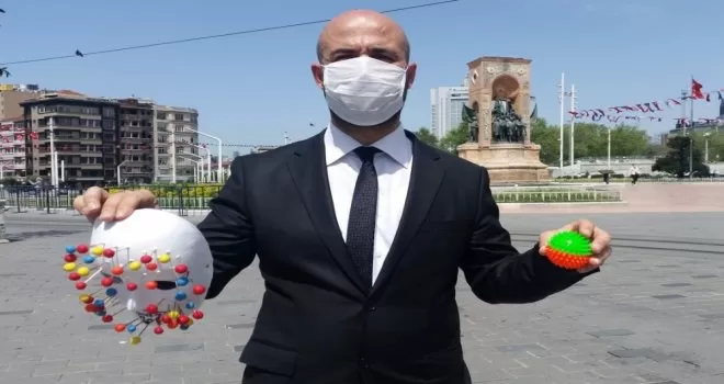 Taksim’de vatandaşları ilginç şekilde uyardı.