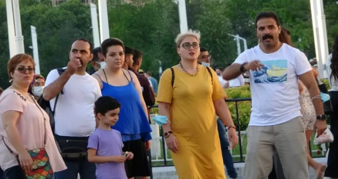 Taksim’de virüsü unuttular, maskesiz gezdiler