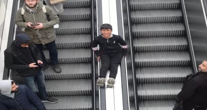 Taksim Metro’da çocukların tehlikeli oyunu kameraya yansıdı