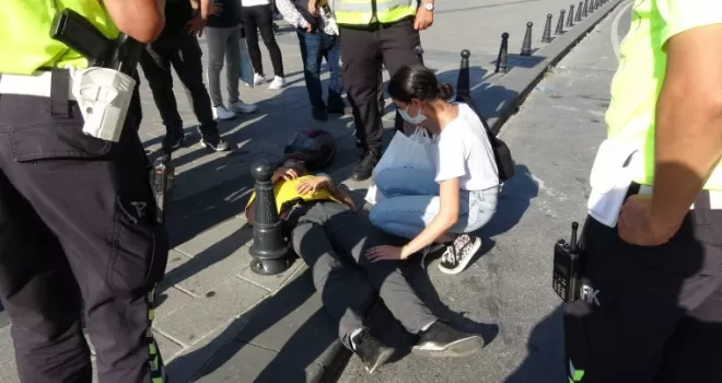 (ÖZEL) Taksim Meydanında kurye önce kadına çarptı, sonra yere düştü
