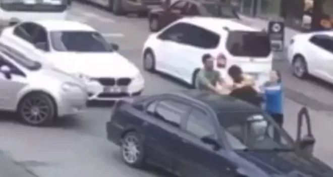 (Özel) Trafikte yumruklu kavga kamerada
