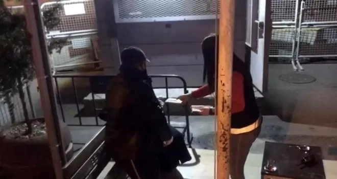 Türk polisinden yabancı uyruklu hamile kadına yardım eli