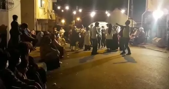  Ümraniye’de sosyal mesafesiz maskesiz düğün korkuttu
