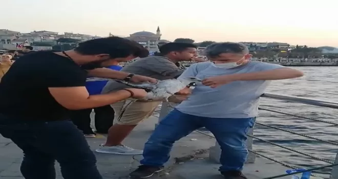 (Özel) Üsküdar’da balıkçı oltasına dolanan martıyı vatandaşlar kurtardı

