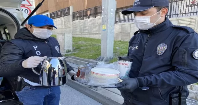 Vatandaştan polislere çay ikramı